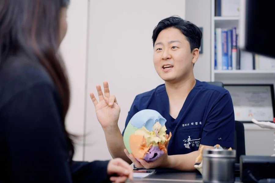 모니터를 보며 환자와 상담하는 원장