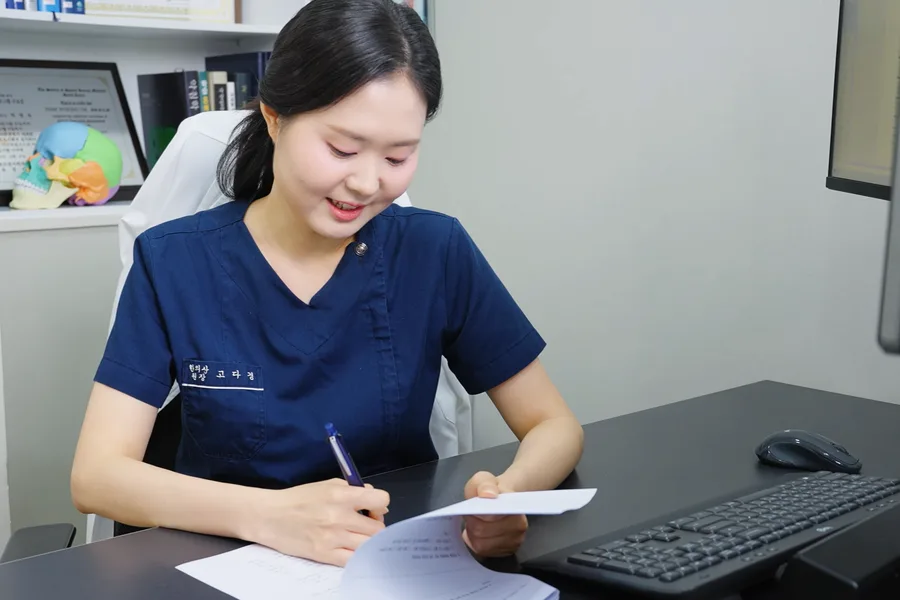 진료 기록을 작성하는 모습