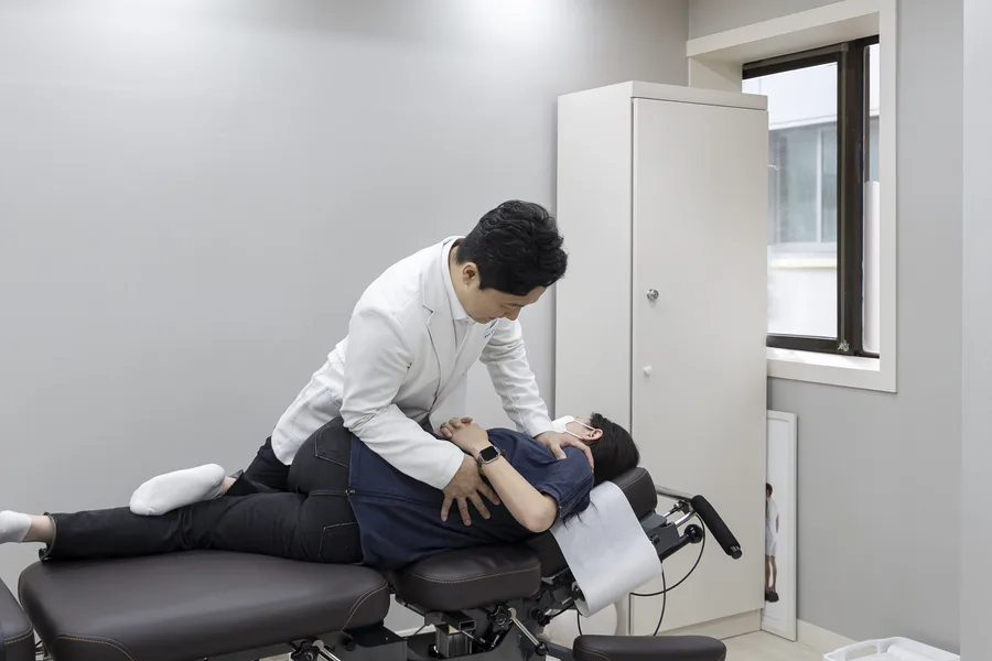 추나 치료하는 모습