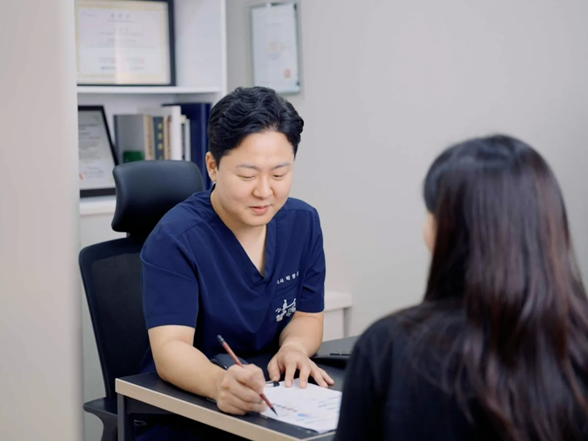 진료 기록을 작성하며 상담하는 모습